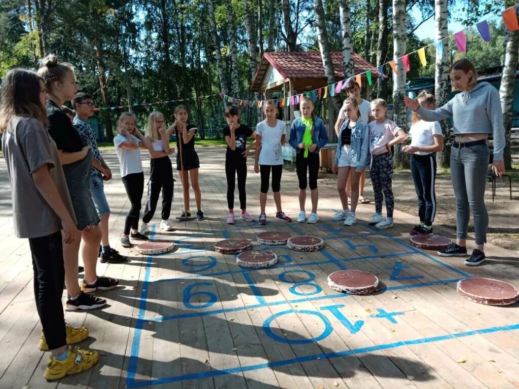 Лагерь алькадар севастополь. Дети в лагере. Лингвин лагерь. Академия звёзд лагерь подмосковье. Детский городской лагерь.