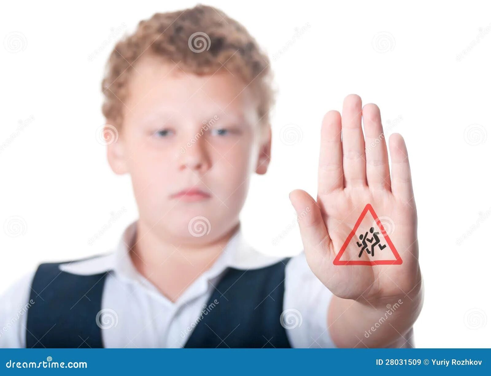Ребенок показывает стоп. Мальчик показывает рукой. Мальчик показывает стоп. Покажи знак мальчика.
