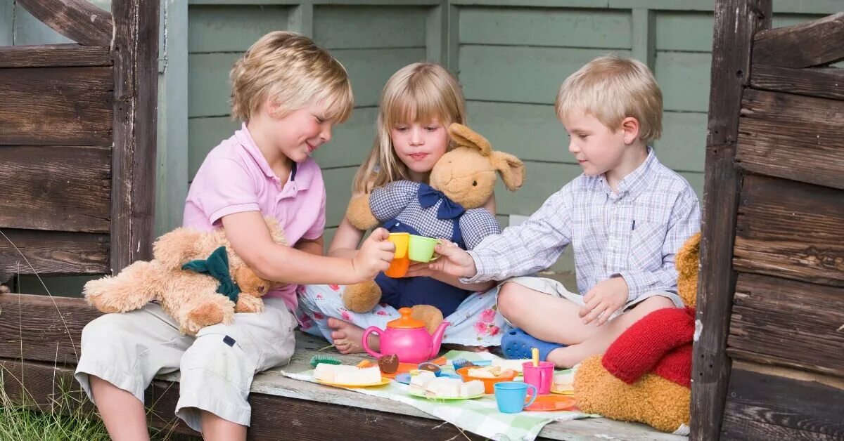 Девочки играют вместе. Игры для девочек. Малыши в детском саду. Дети играют. Игры для детей.