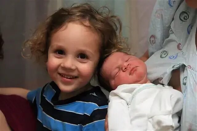 Близняшки родили в один день. Двойняшки сестры мама. Сестренка родилась родилась. Рождены в одном роддоме. Сестры рожденные в один день.