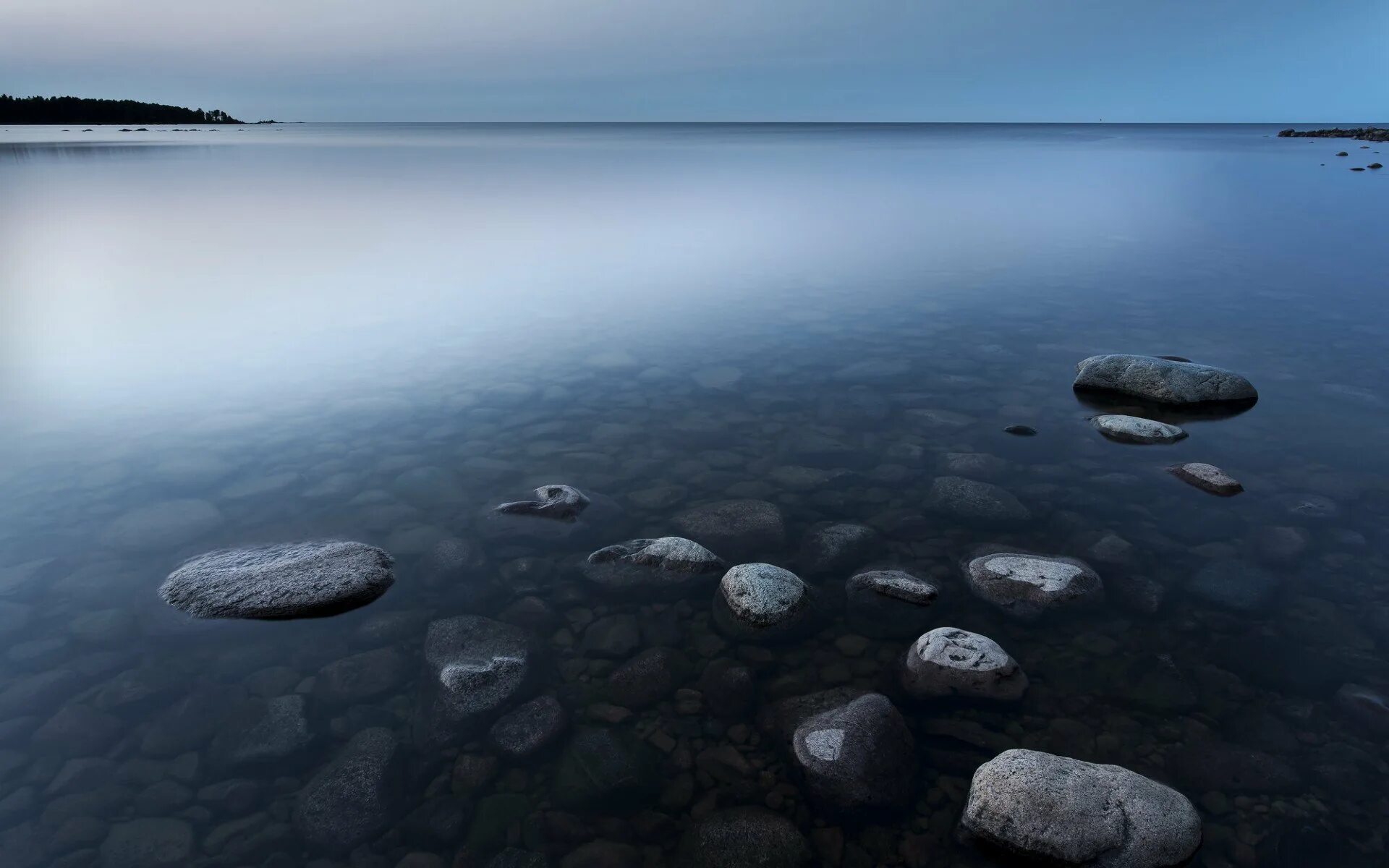 Вода озеро свет. Водная гладь. Озеро камни. Спокойная гладь воды. Вода озеро.