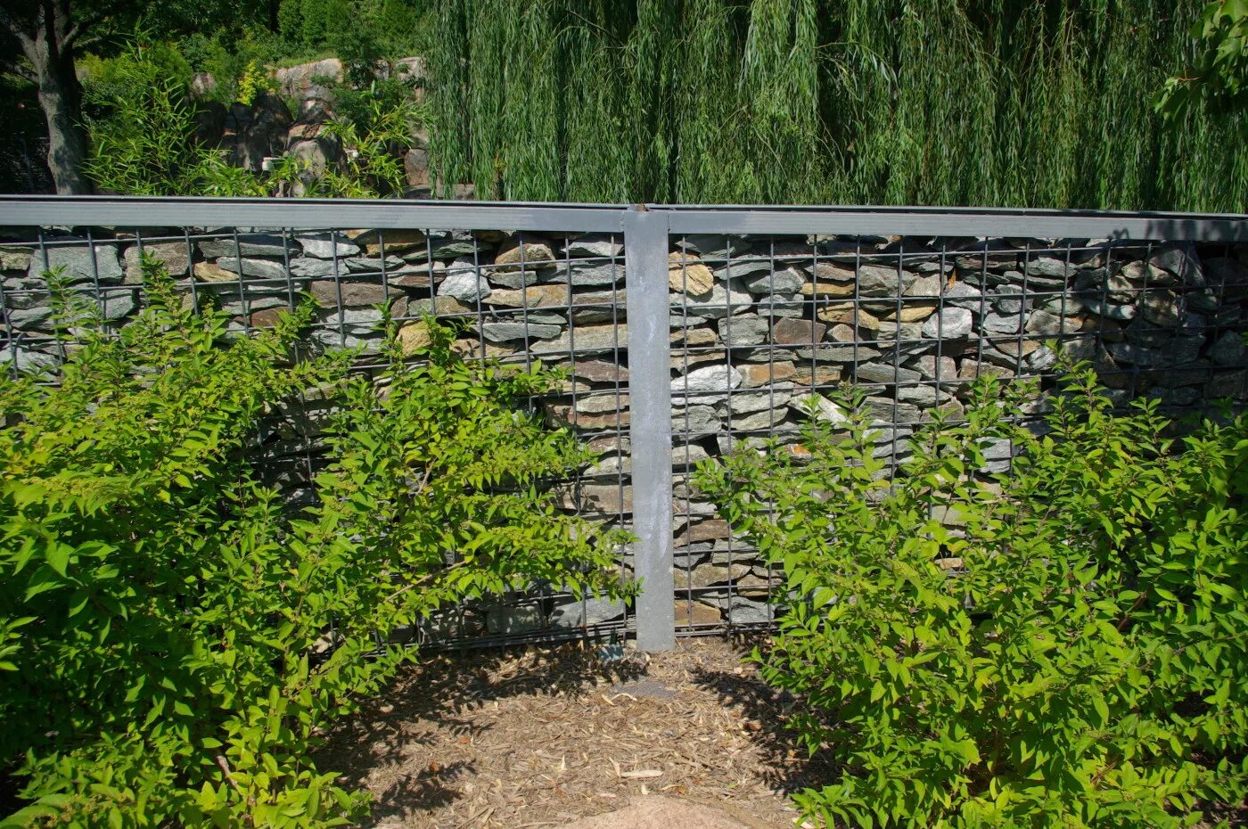 Стенка подпорная монолит опалубка. Макволл подпорные стенки. Подпорные стены инжгеосервис. Подпорные стены инжгеосервис. Подпорная стена из габионов с забором.