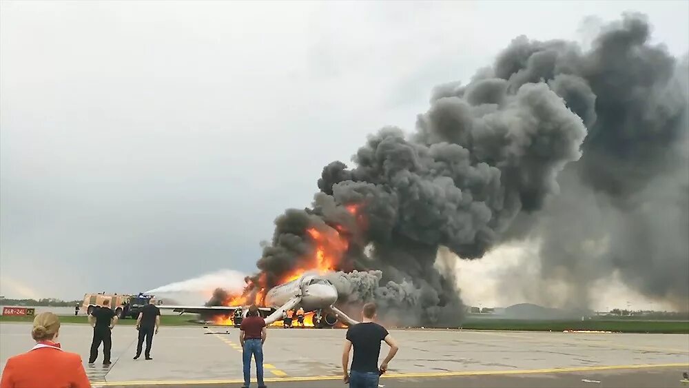 Авиакатастрофа 2019 5 мая. Катастрофа SSJ 100. Крушение SSJ 100 В Шереметьево. Суперджет пожар Шереметьево 2019.