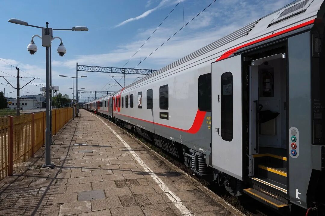 Поезд франция россия. Варшава париж поезд. Вагон риц купе. Поезд из милана в париж. Поезд париж рим.