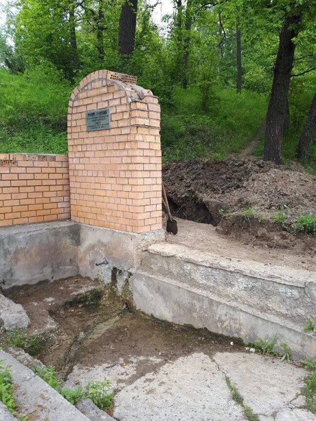 Памятники родники. Железногорск Курская область Афганский Родник. Родники памятники. Родник памятник. Родники (памятник природы).