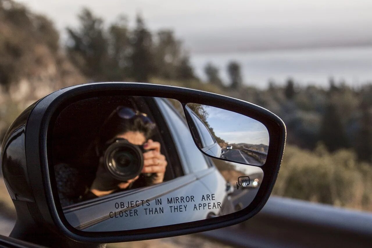 Object in mirror are closer. Objects in mirror are closer than they appear. objects in the mirror. надпись на боковом зеркале авто objects in mirror are closer than they appear. objects in mirror closer.