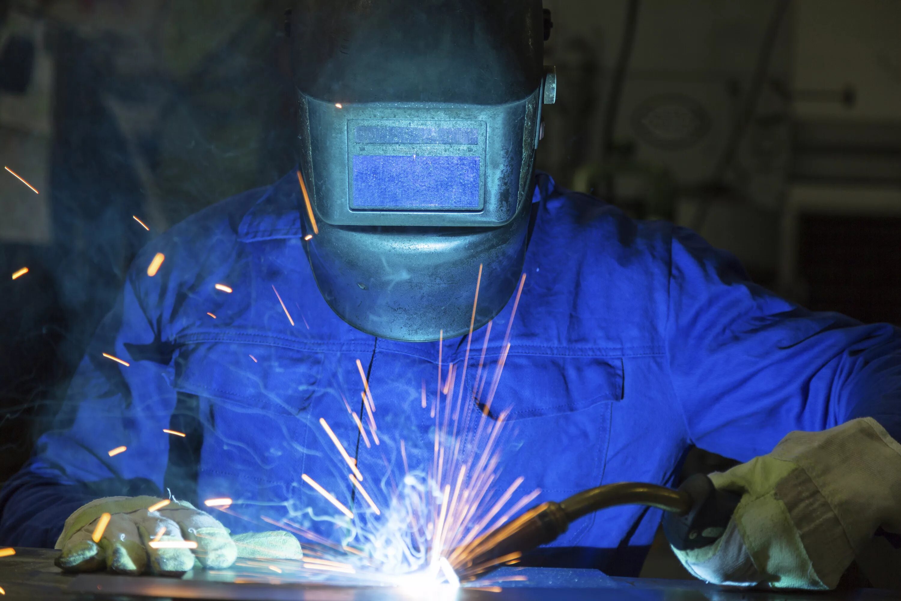 Сварщики усть катавский вагоностроительный завод. Электродуговая сварка алюминия. Сварочное производство. Электросварщик на автоматических и полуавтоматических машинах. Сварка металла.