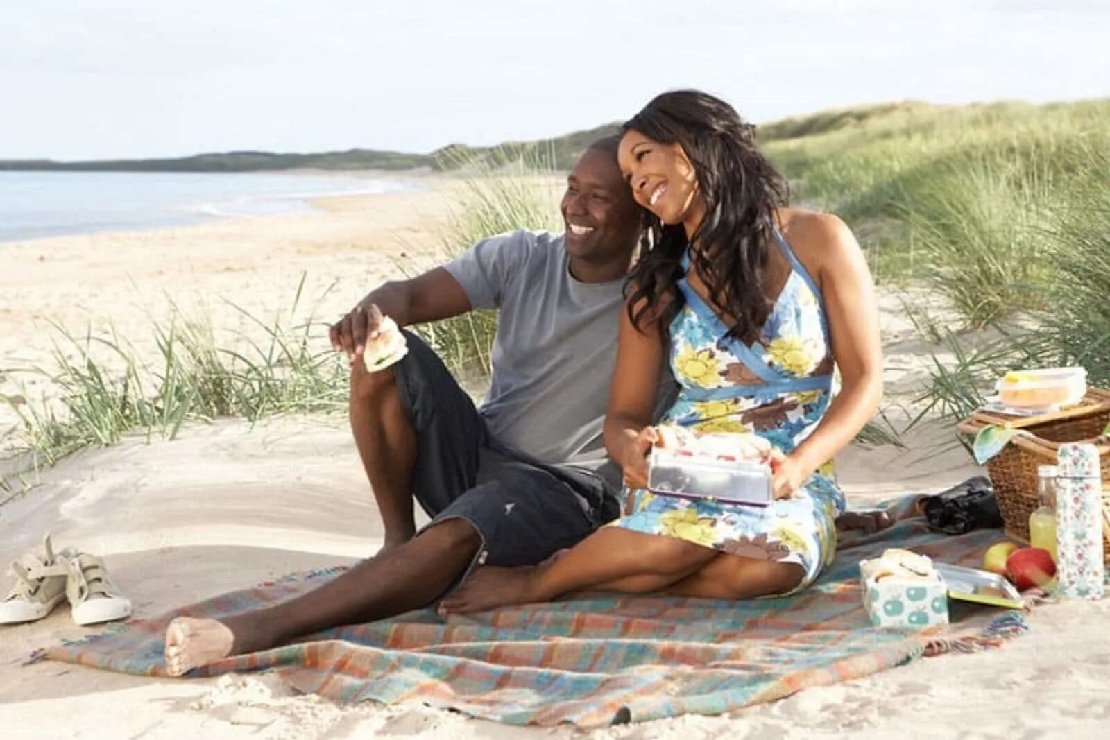 Couples feet. Межрассовые пары на пляже. Девушка негритянка и белая вместе на пляже. Молодые пары + Сенегал.