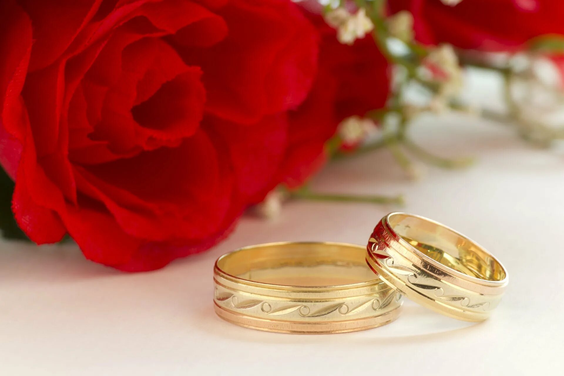 Свадебные кольца. Кольца на свадьбу обручальные. Свадебная тематика. Обручальные кольца и цветы.