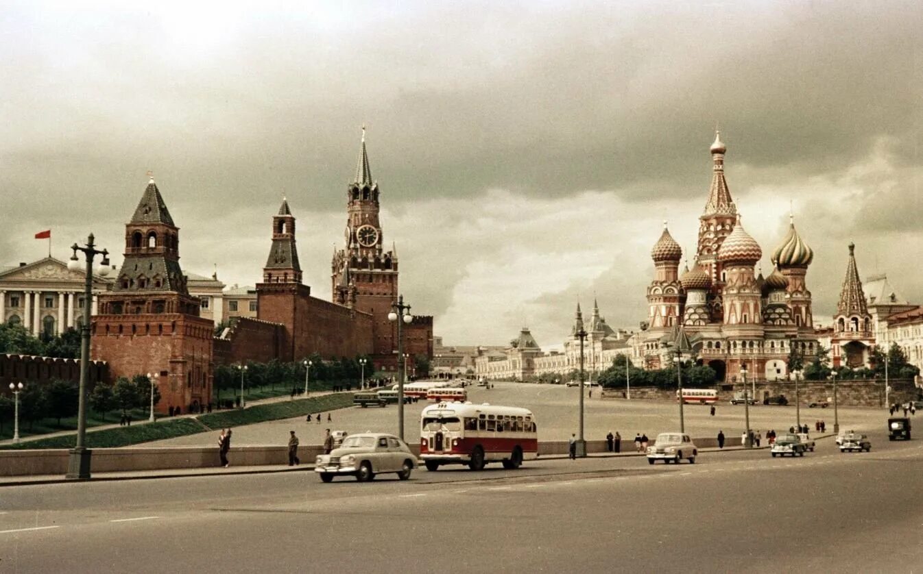 Территория кремля в москве сверху. Москва столица. Москова. Москва лучший мегаполис мира оон. Замоскворецкий мост в москве.