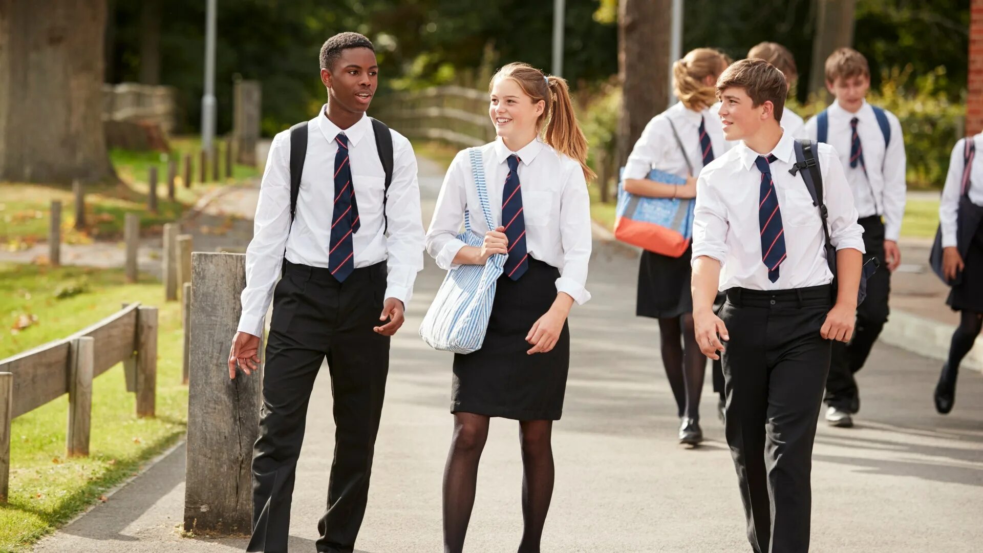 Secondary school pupils. Школьная форма подростки. Ученики в форме. Форма для старшеклассников. Современная Школьная форма.