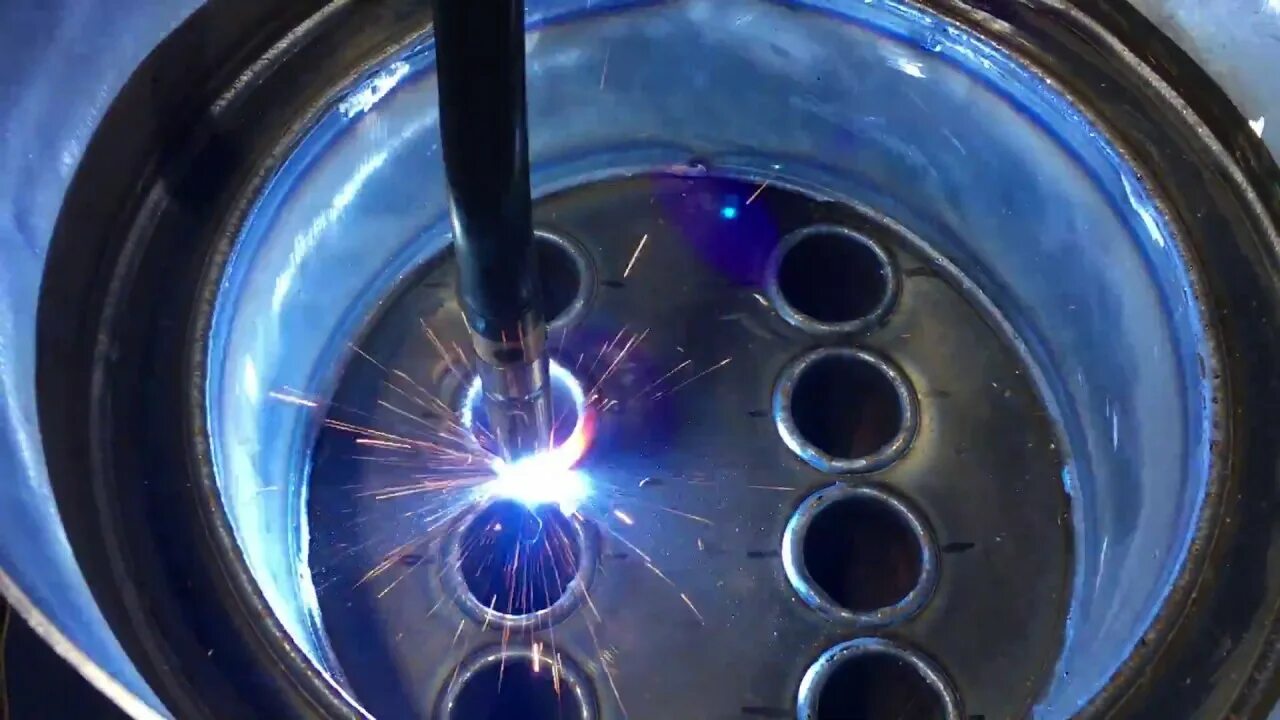 Сварка труб котла. Сварка теплообменника газовой. сварка теплообменника газового котла. сварка котла роботом. сварка трубной доски теплообменника.