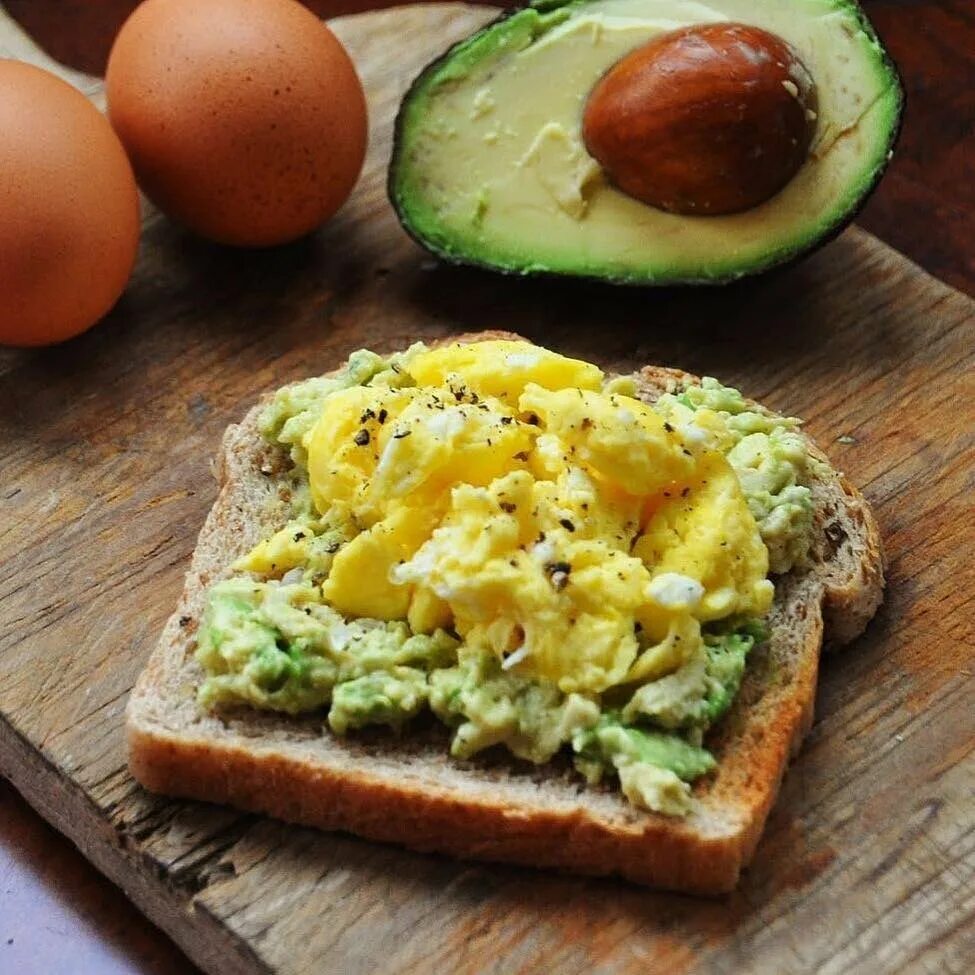 Рецепт авокадо с яйцом и сыром. Яйцо пашот с авокадо. Авокадо с яйцом. Брускетта с авокадо и яйцом пашот. Скрэмбл из яиц с авокадо.
