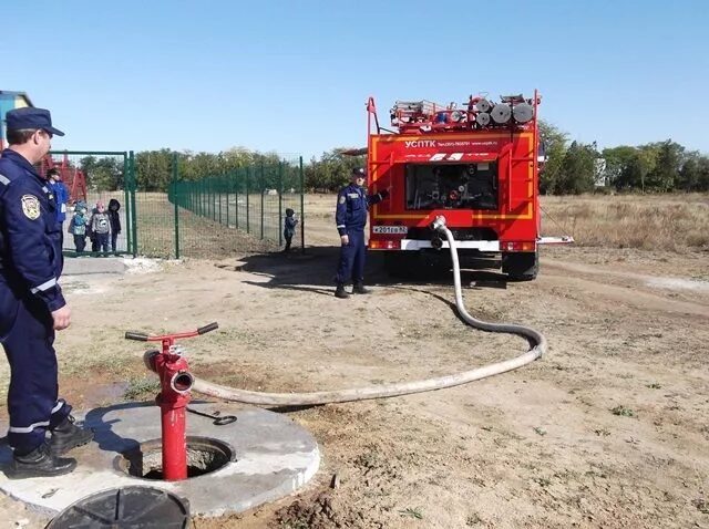 Источники противопожарного водоснабжения. Забор воды из пожарного гидранта. Забор воды из гидранта пожарной машиной. Пожарная машина на гидранте.