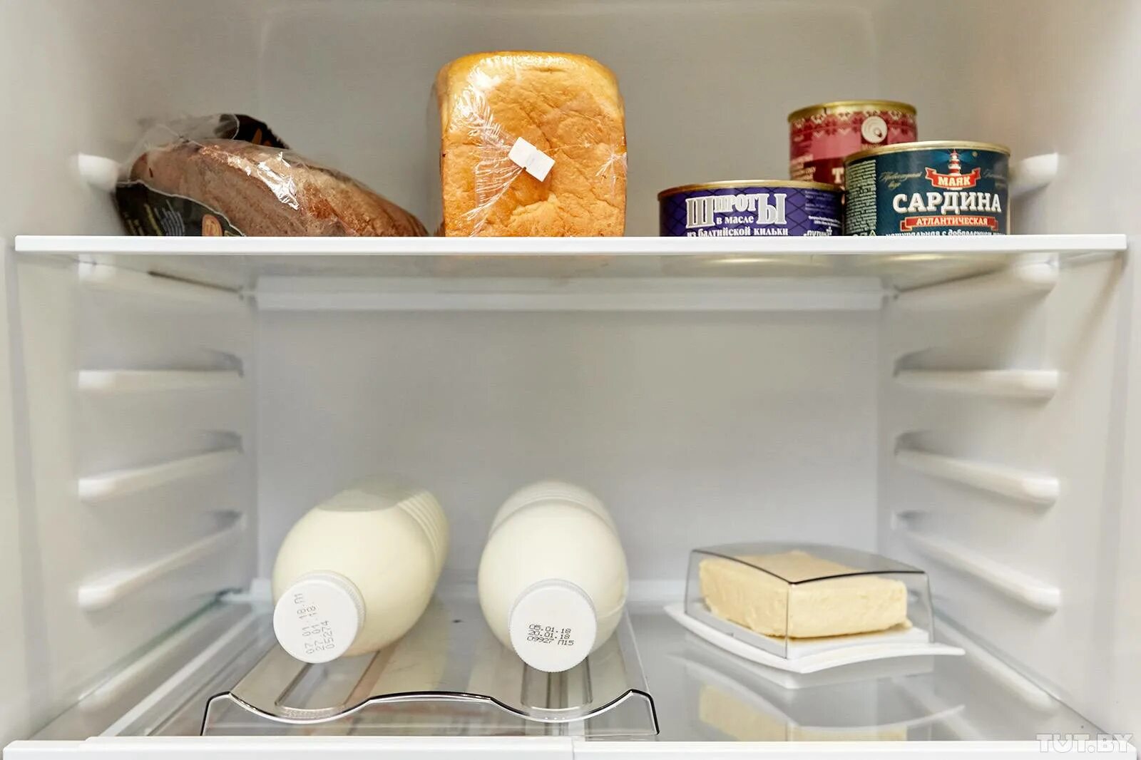 Хранение домашнего сыра в холодильнике. Хранение продуктов. холодильник с продуктами. хлеб в холодильнике. хранение в холодильнике.