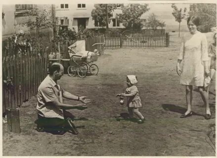 Рассматривая старые фотографии