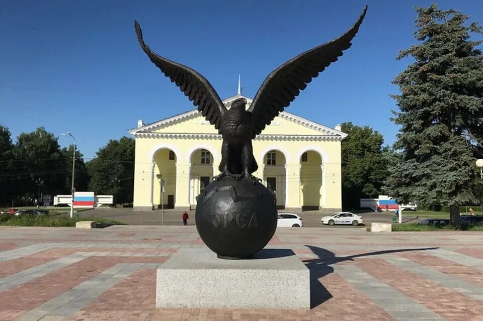 Почему орел назвали орлом. Скульптура Орлу юбиляру. Скульптура «орёл-юбиляр» орёл. Город Орел памятник Орлу. Орел юбиляр памятник в Орле.