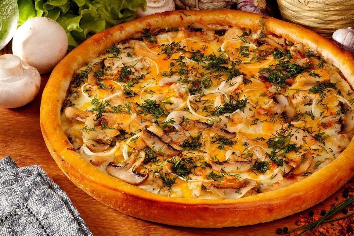 Рецепт пиццы с курицей. Пицца грибной жульен. пицца куриный жульен. пицца жульен с грибами. пицца с курицей и грибами.