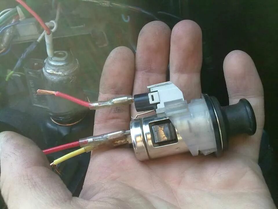 Не работает прикуриватель 2114. Прикуриватель ниссан. ниссан цефиро прикуриватель. починить прикуриватель в машине. починить гнездо прикуривателя в машине.