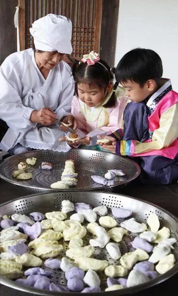 Korean harvest moon festival. Чусок корейский. Сонпхён. Чусок в Корее. Чусок еда.