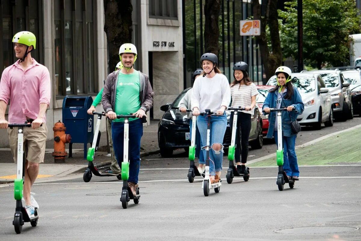 Электросамокат детям со скольки лет. Самокат Scooter and Ride. Много людей на самокатах. Человек на самокате. Самокат для пожилых людей.