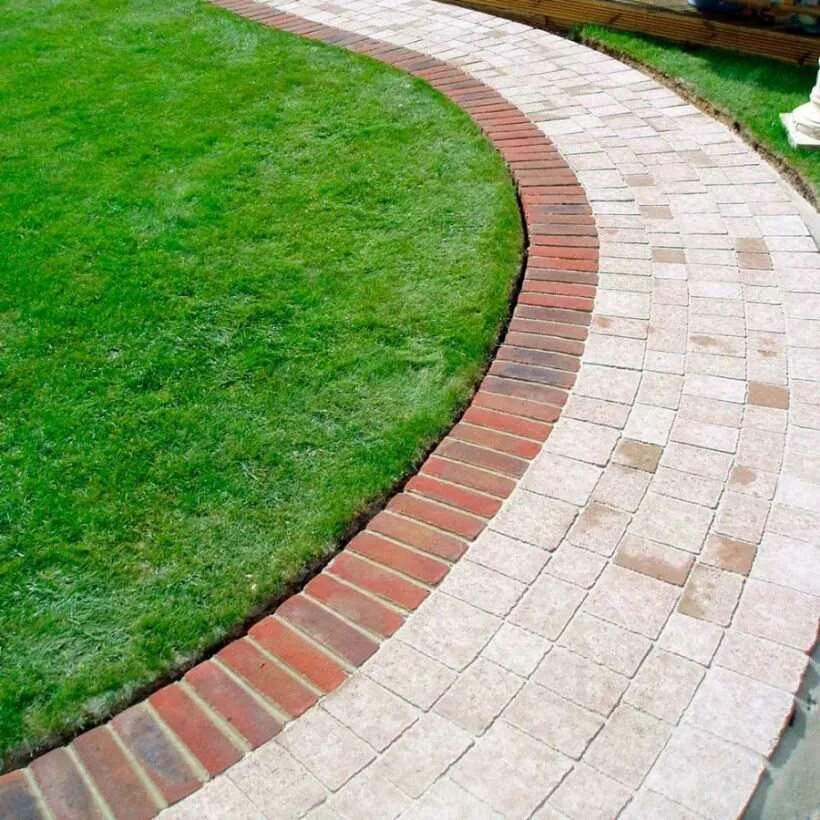 Мощение дорожек клинкерным кирпичом. Дорожка в сад. Плиточное мощение садовой дорожки. Плитняк дорожки ландшафт. Красивые садовые дорожки.