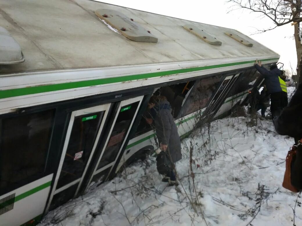 Новости про упавший автобус в санкт петербурге. Автобус упал в кювет фото. в питере упал автобус. авария автобус улетел в кювет кингисепп. автобус санкт-петербург упал видео.