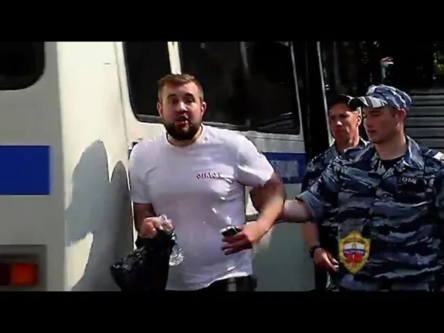 Ударил журналиста на день ВДВ. Колобок ударил журналиста на день ВДВ.