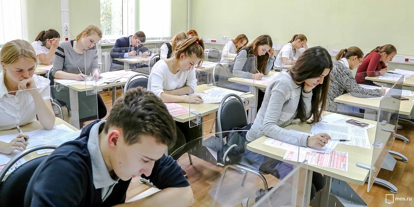 Сотка огэ. Школьники на экзамене. Номера на парты огэ. Реально огэ москва. Реально огэ москва.