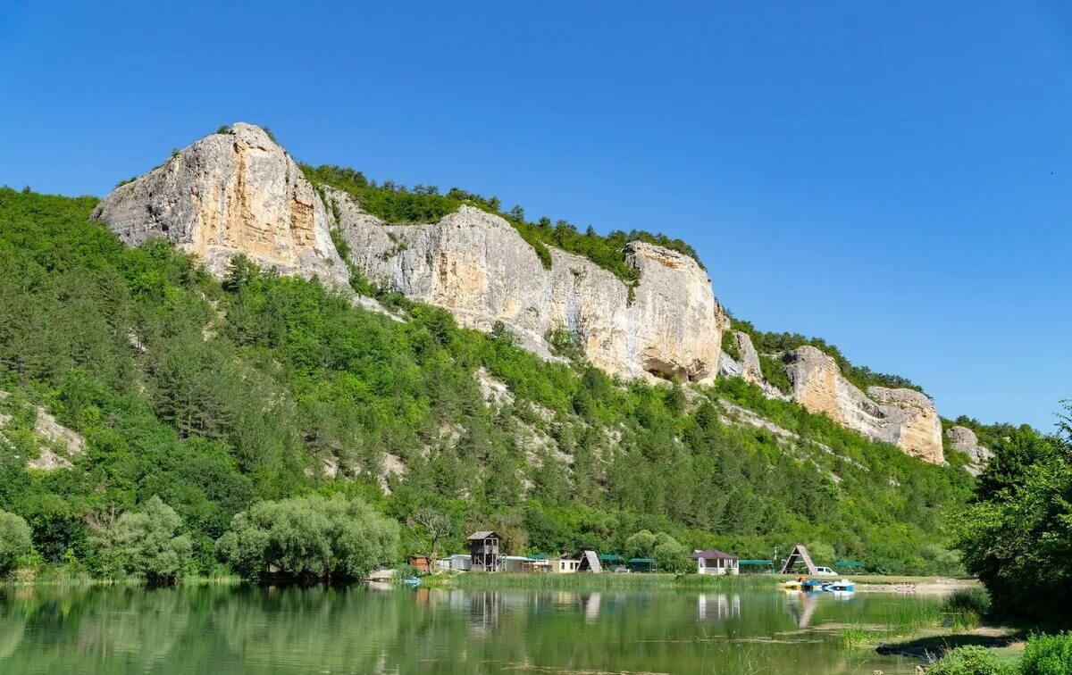 Мангупское озеро бахчисарай. Мангупское озеро в крыму. Мангуп кале озеро. Озеро в бахчисарае мангуп кале. Бахчисарай озеро мангуп.