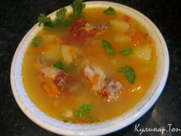 Суп гороховый с куриных крылышек. Суп гороховый с копченостями. суп с копчеными крылышками. суп на копченой курочке. гороховый суп с копченой курицей.