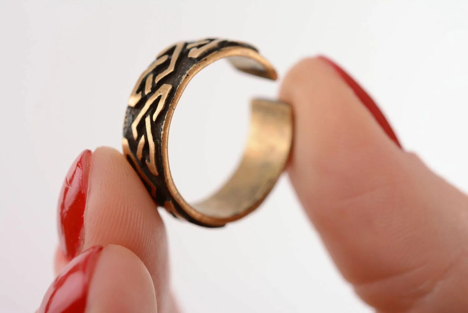 Бронзовое кольцо любовь. Бронзовое кольцо. Кольцо из бронзы. Бронзовое православное кольцо. Обручальные кольца бронза.