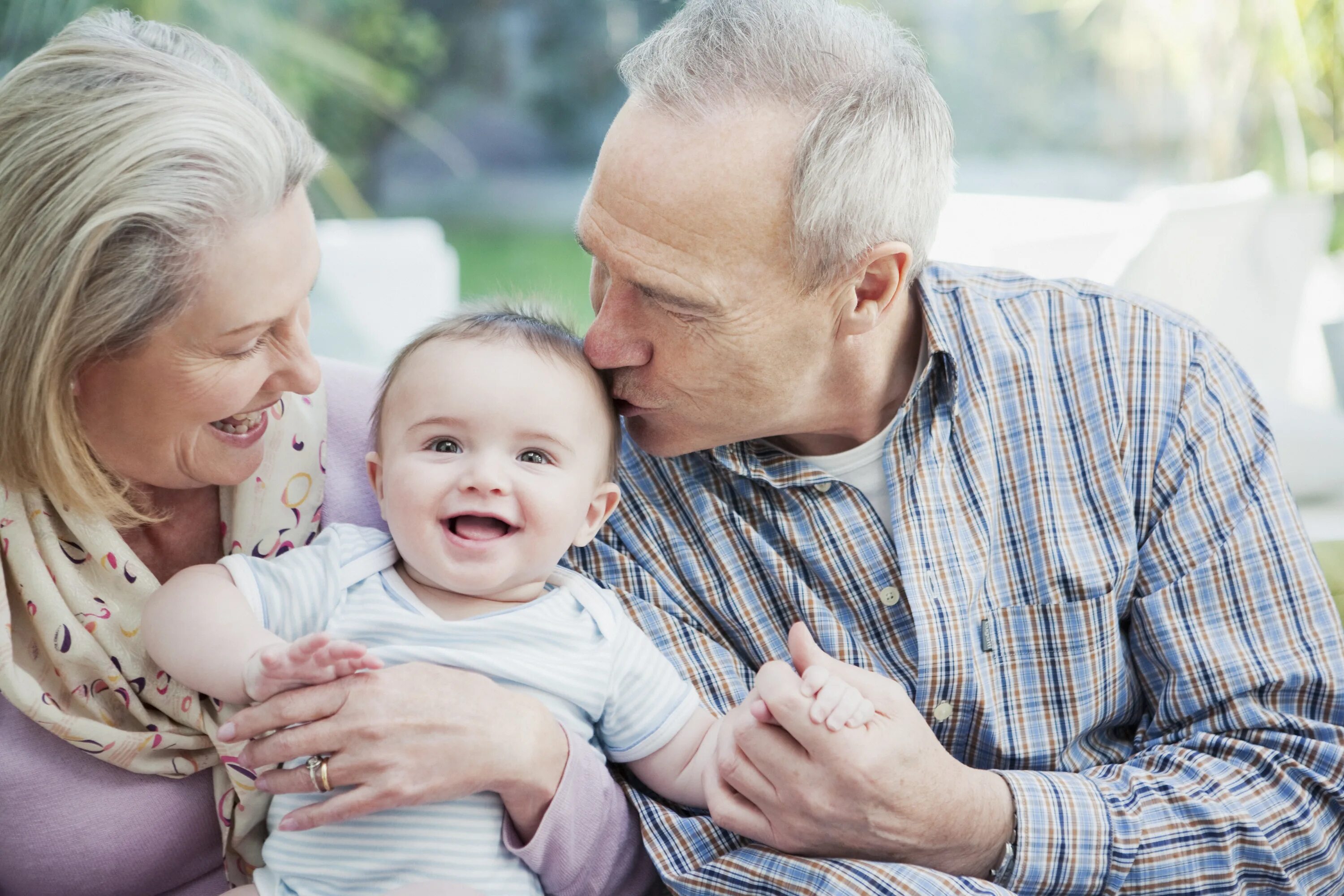 Grandpa daughter. Пожилые и дети. Бабушка и дедушка. Дедушка с внуками. Бабушка и дедушка с внуком.