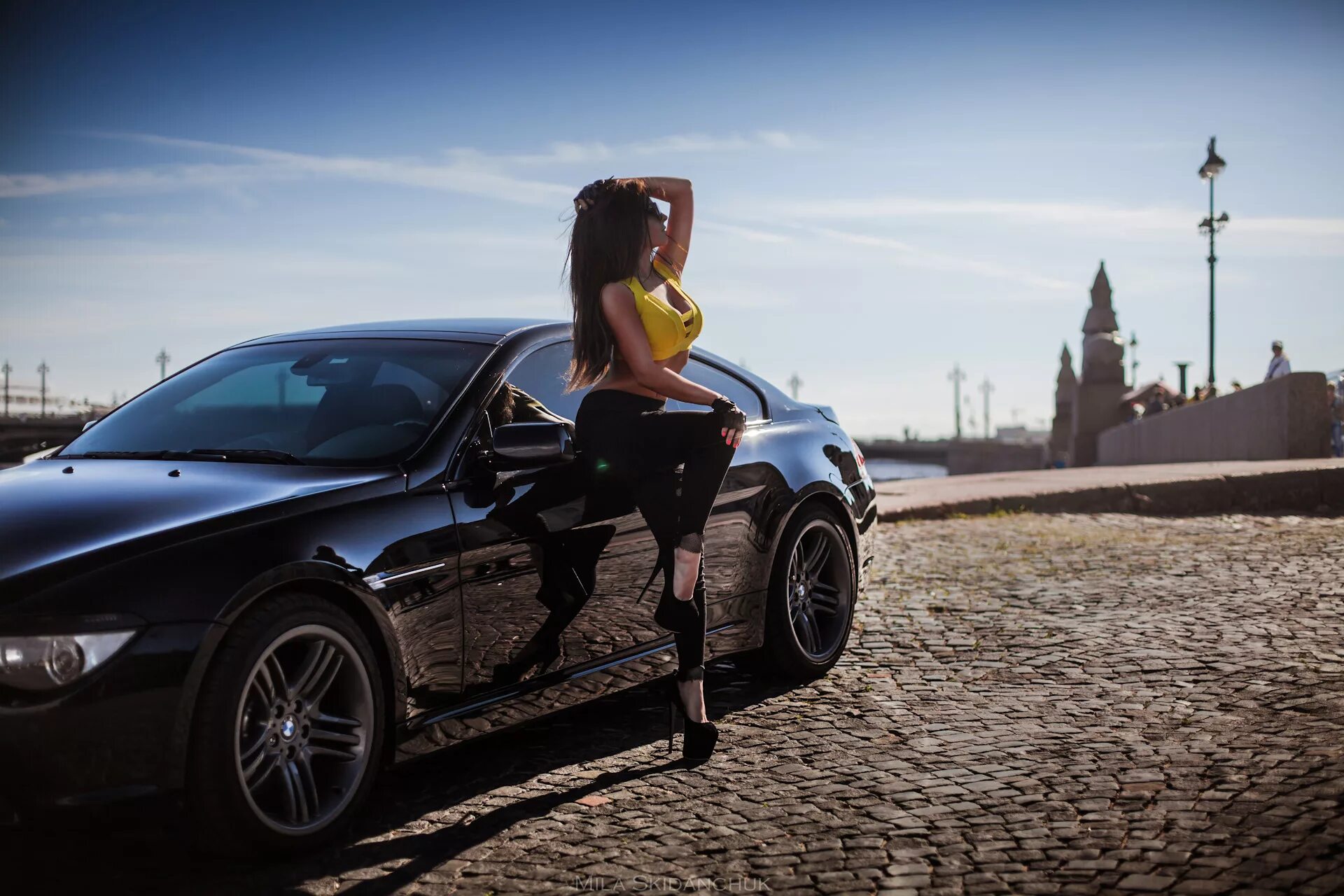 Фото около машины. Анастасия Нигматуллина. BMW m6 e63 и девушка. Фотосессия с машиной. Брюнетка возле машины.