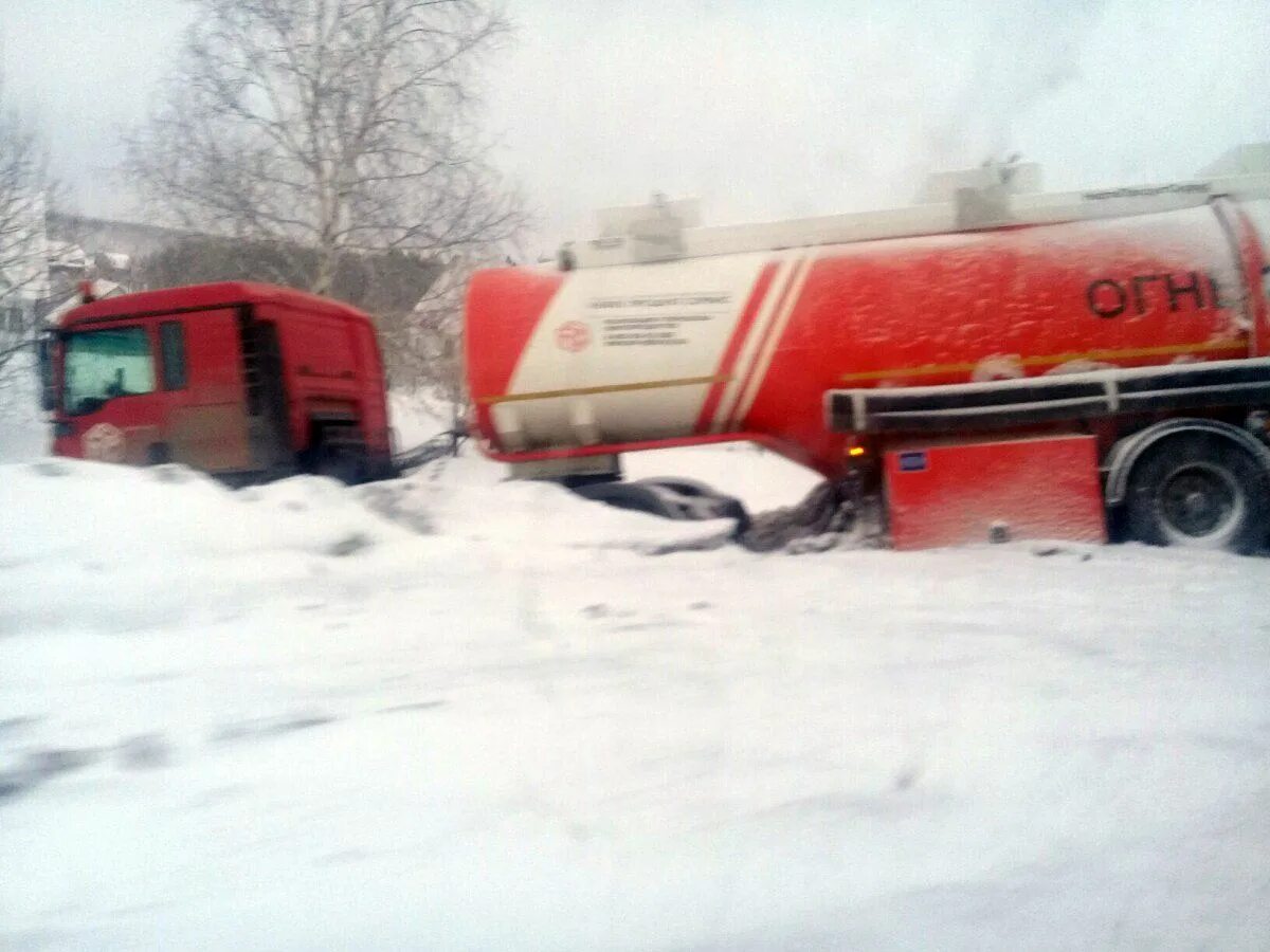 Бензовоз зима. Бензовоз в снегу. Туношна авария с бензовозом