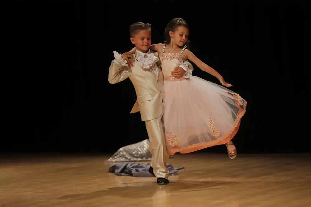 вальс танцуют мальчики. детские бальные танцы. вальс танцуют мальчики. спортивные бальные танцы дети. спортивные танцы для детей.