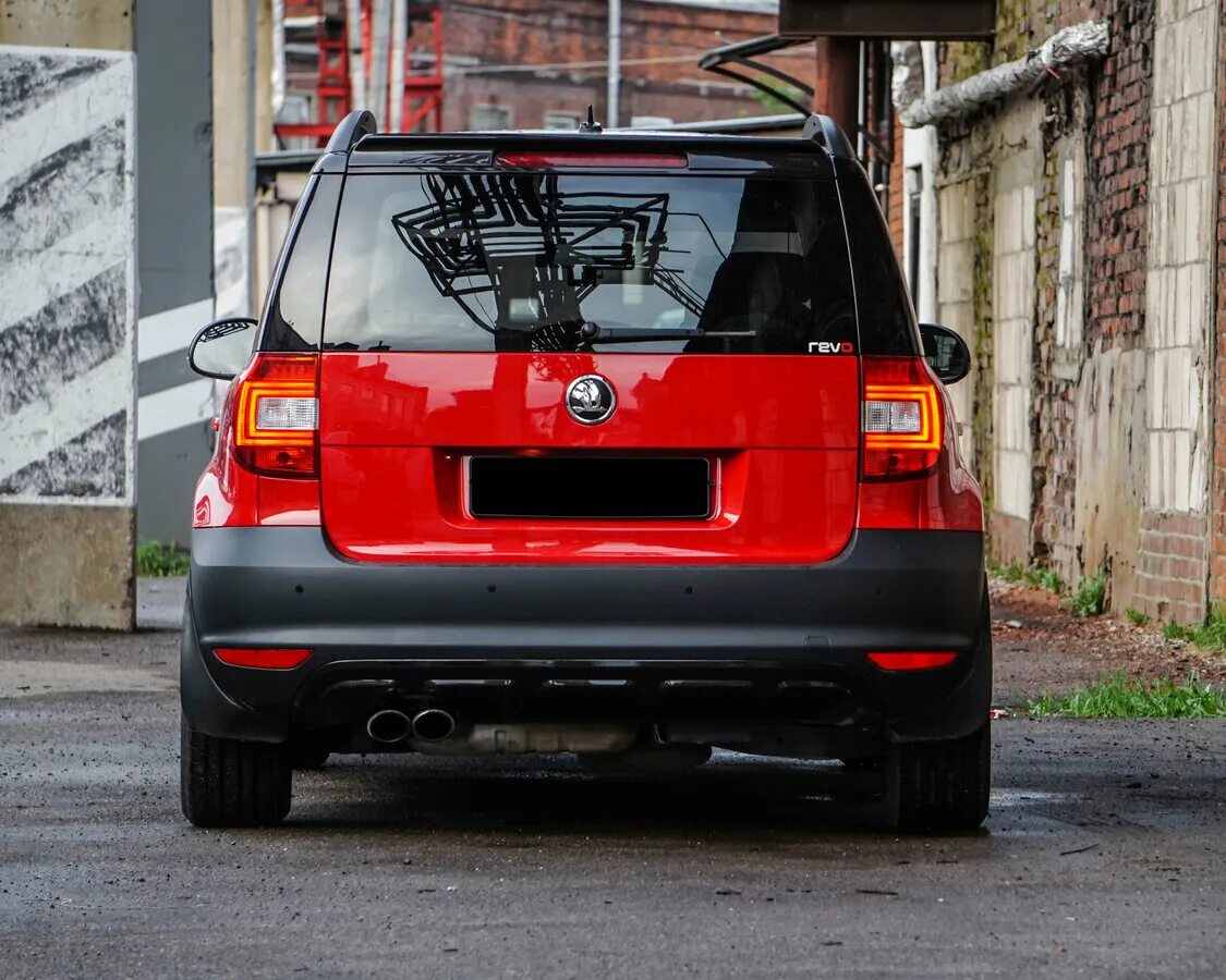 Снять задний бампер йети. Шкода йети красная. skoda yeti черно красная. бампер skoda yeti.