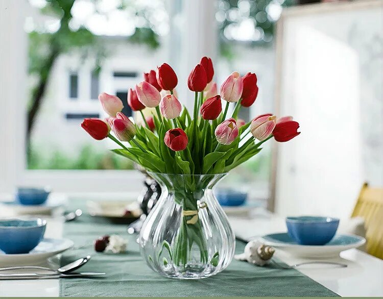 Как сохранить букет тюльпанов в вазе дольше. Тюльпаны в вазе. Тюльпаны в прозрачной вазе. Цветы в прозрачной вазе. Вазы для тюльпанов.