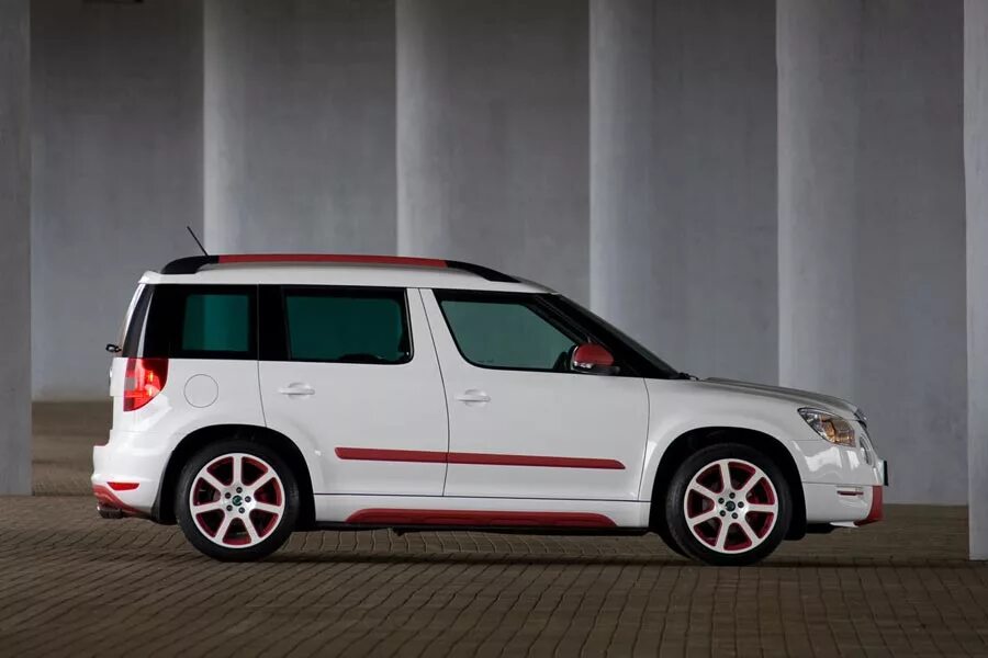 Тюнинг йети. Skoda Yeti 2011 Tuning. Škoda Yeti Tuning. Тюнингованная Шкода Йети. Skoda Yeti обвес.