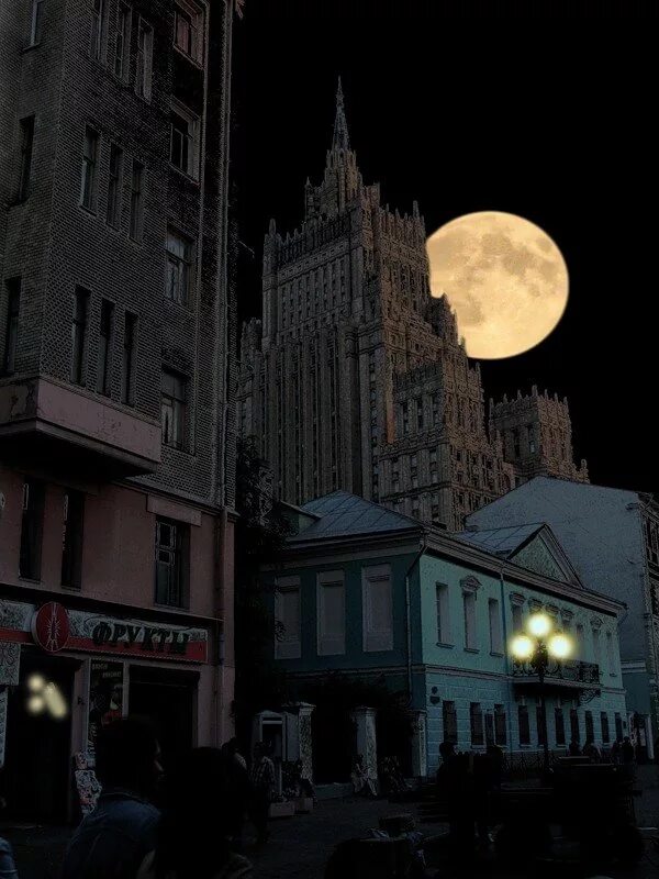 Город полумесяца дом пламени и тени. Луна над городом. Город на Луне. Улица с домами ночью. Луна над домами.