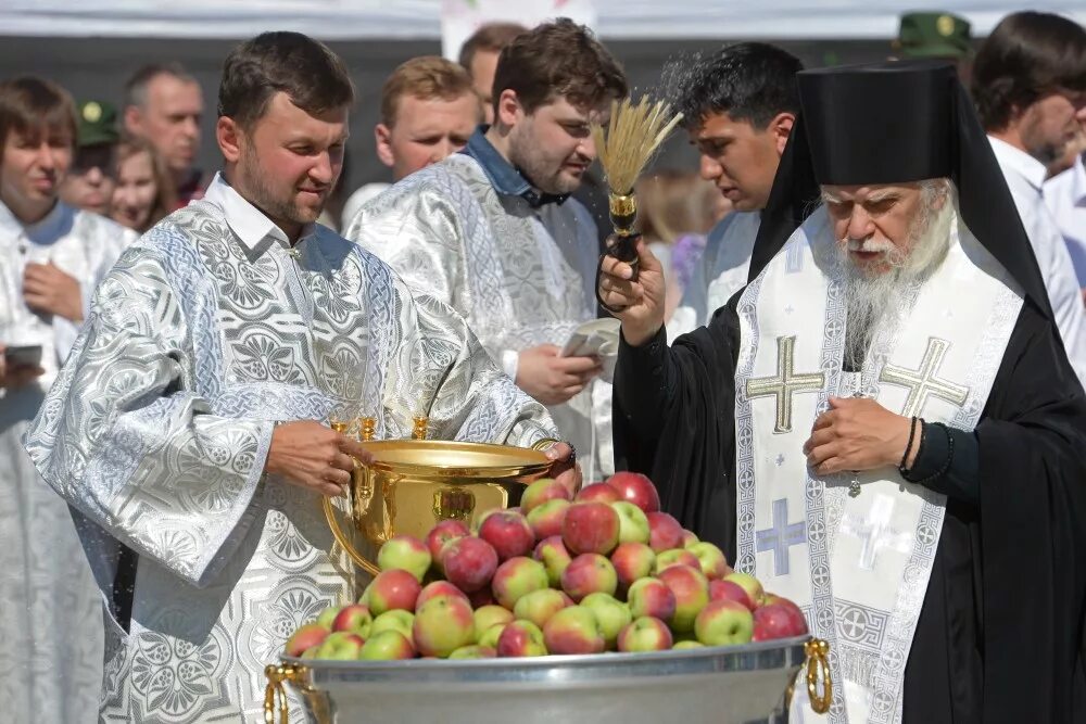 Православный праздник сегодня что нельзя. Преображение 19 августа яблоки. Спас 19 августа. 19 Августа 2020 яблочный спас. Освящение плодов на Преображение.