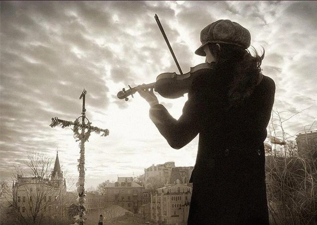 Жил 1 музыкант. Скрипач со спины. Мужчина со скрипкой. Скрипач картинка. Одинокий скрипач.