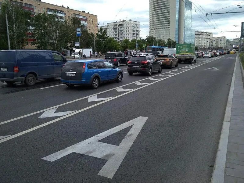 Знак выделенная трамвайная полоса. Движение по выделенной полосе. Движение по выделенной полосе. Выделенная полоса. Выделенка в москве.