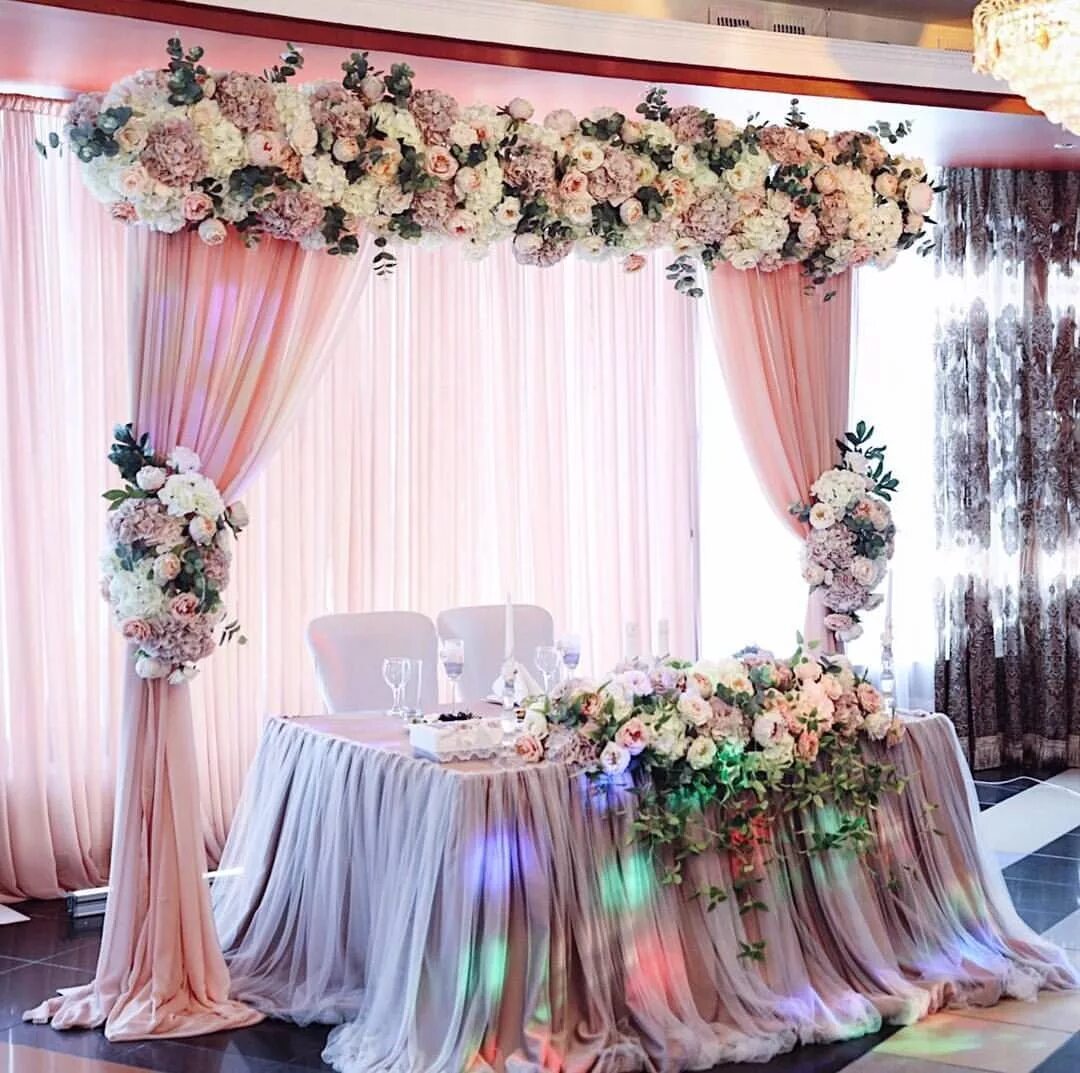 Украшение стола молодоженов на свадьбу. Украшение президиума. Стол молодых 2. Украшение стола молодоженов. Украшение президиума на свадьбу.