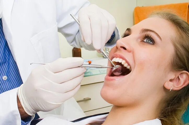 После анестезии болит зуб. Зуб на голове стоматолог. После посещения стоматолога.