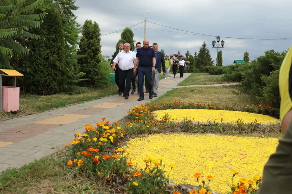 Погода в хлевном на 14 дней. Хлевное парк. Хлевное Липецкая. Преображеновка Липецкая памятник. Село Хлевное Липецкая область.