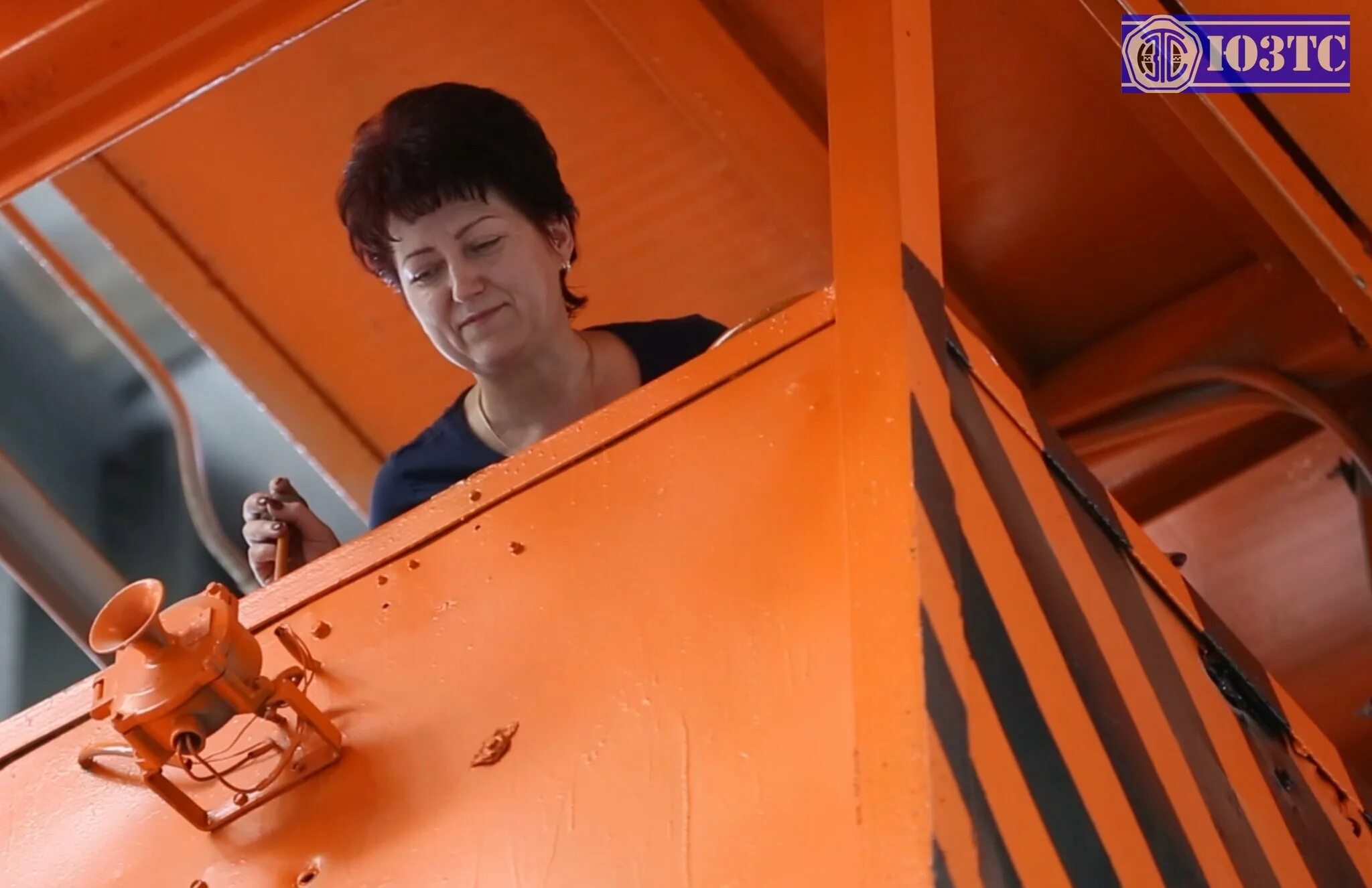 Машинист мостового крана вахта. Машинист крана (крановщик мостового крана). Машинист мостового крана нтзмк. Крановщица крана мостового крана. Машинист крана крановщик.