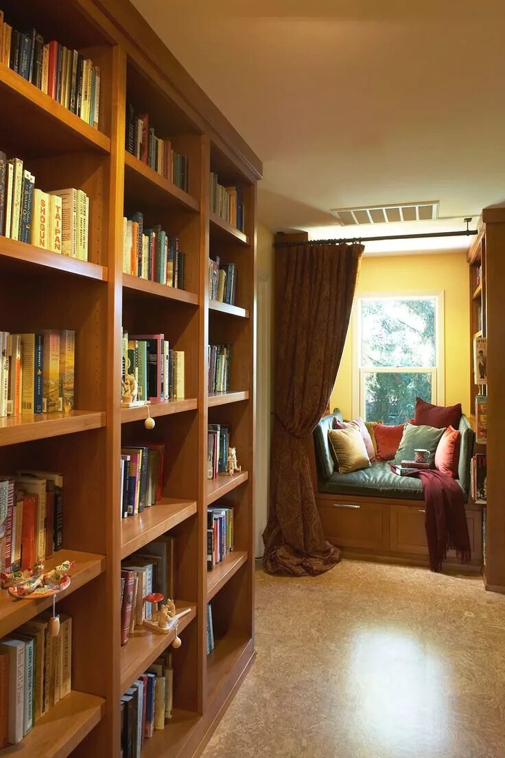 Комната с книжными полками. Интерьер с книжными полками. Домашняя библиотека интерьер. Комната с книжным шкафом.