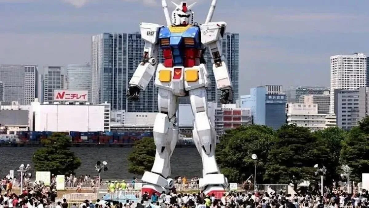 Робот гандам. Статуя робота в японии. робот ма. real gundam.