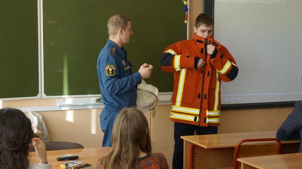 Пожарные в школе. Пожарная безопасность в школе. Пожарные учения в школе. Пожарная безопасность в школе учения. Проведение учений по пожарной безопасности